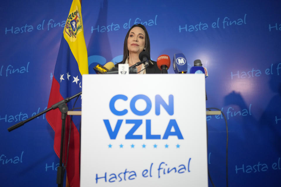La aspirante presidencial de la oposición María Corina Machado da una conferencia de prensa en la sede de su campaña en Caracas, Venezuela, el viernes 15 de diciembre de 2023. (AP Foto/Matías Delacroix)