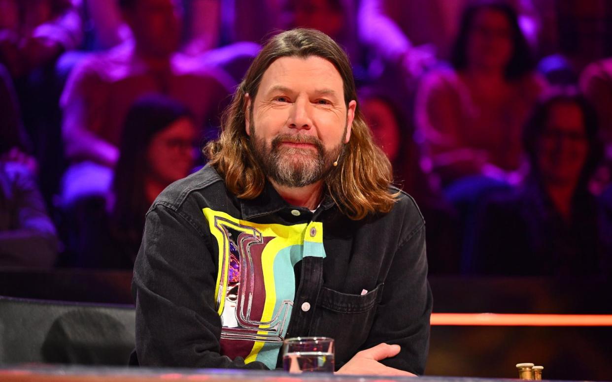 Rea Garvey sitzt als Rategast in der vorletzten Folge der neunten Staffel von "The Masked Singer". (Bild: ProSieben / Willi Weber)