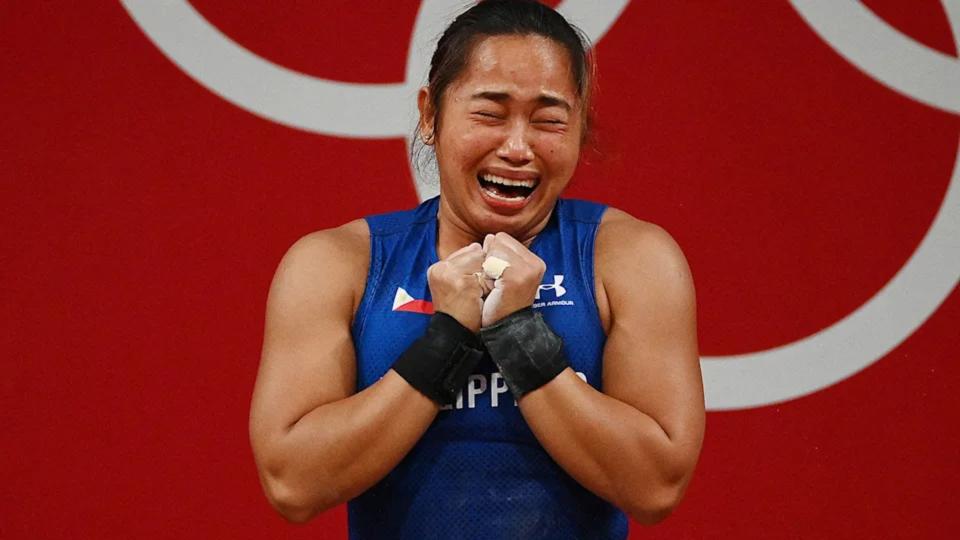 La filipina Hidilyn Diaz celebra su victoria en la prueba de halterofilia femenina de 55 kilos. (Foto: Vincenzo Pinto / AFP / Getty Images).