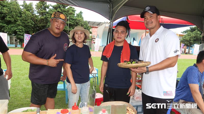 林智勝介紹現場原住民美食攤位。（圖／記者王怡翔攝影）