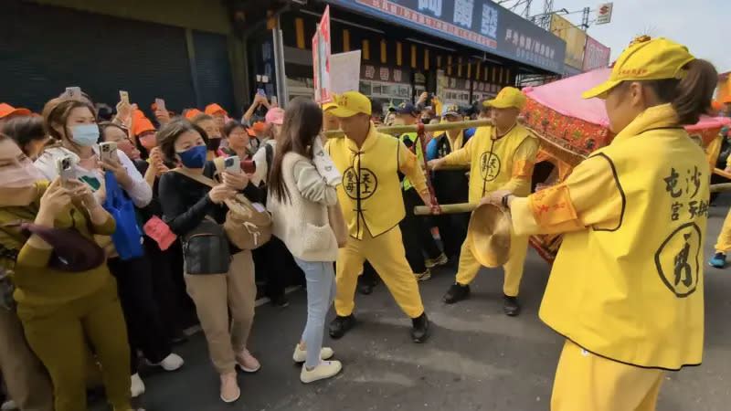 女信徒為了罹癌的姪女到場祈福，媽祖鑾轎特地停下來賜福。（圖／擷取自白沙屯媽祖網路電視台）