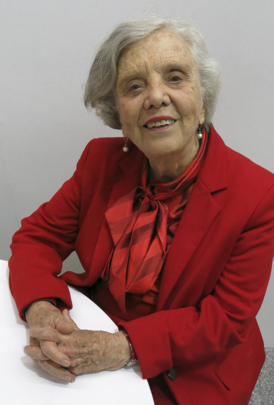 La escritora mexicana Elena Poniatowska posa para un retrato duarante la Feria Internacional del Libro de Guadalajara el 29 de noviembre de 2016 en Guadalajara, México. Poniatowska publicó la segunda parte de su libro “El amante polaco”. (Foto AP/Berenice Bautista)