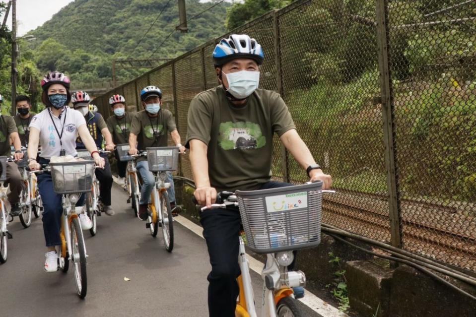 侯市長今試騎乘三貂嶺自行車道，宣布自行車道啟用，體驗並向民眾介紹這段青春山海線最新景點的獨有特色。（新北市工務局提供）