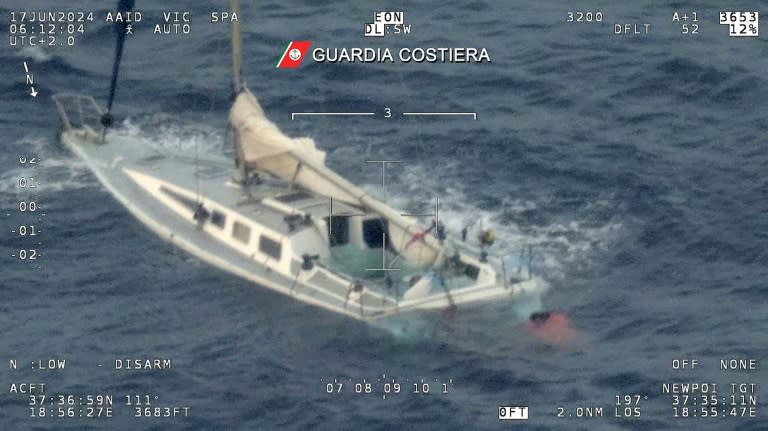 Nach zwei Bootsunglücken im Mittelmeer mit mindestens elf Todesopfern sucht die italienische Küstenwache nach dutzenden vermissten Migranten. Seit Sonntagabend werde "infolge des Schiffbruchs eines Segelboots mit Migranten an Bord" gesucht. (Handout)