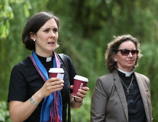 Dos integrantes del clero anglicano llegan al sínodo general de la Iglesia de Inglaterra, este lunes 14 de julio en York, al norte del país (AFP | Lindsey Parnaby)