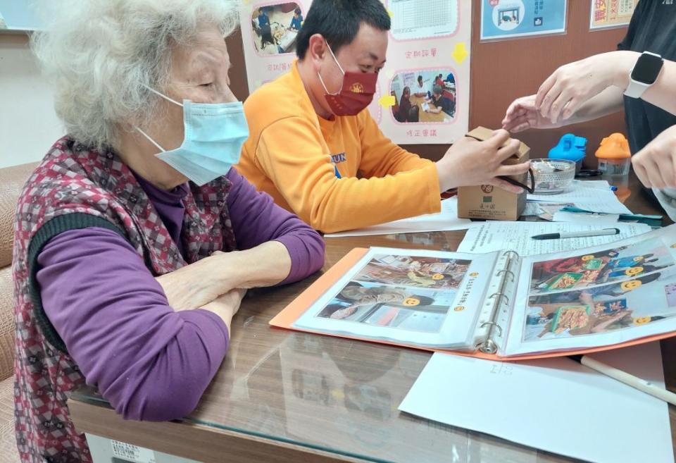 台南市推出身心障礙照顧者「雙老家庭健康支持服務」，減輕照顧負擔。（市府提供）