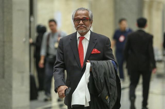 Mohamed Shafee Abdullah, right, lawyer of former Prime Minister