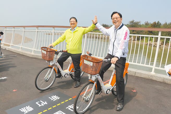 雙新自行車道跨越福興溪，連結桃園市新屋區與新竹縣新豐鄉，中央與地方斥資7900萬元打造，桃園市長張善政（右）與新竹縣長楊文科（左）11日擊掌歡慶通車啟用。（蔡明亘攝）