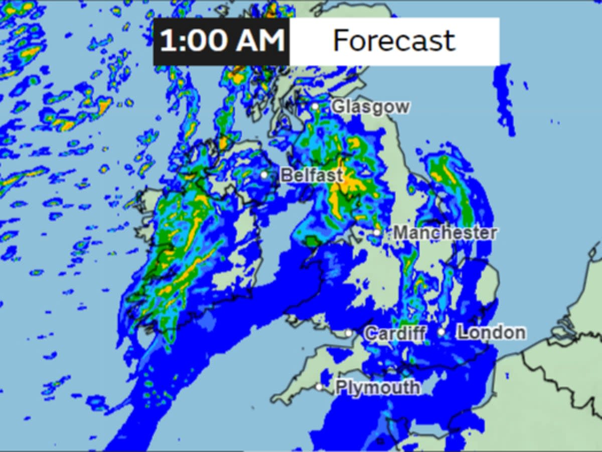 By midnight, forecast shows widespread rainfall with occasionally heavy showers in Scotland and parts of Midlands (Met Office)