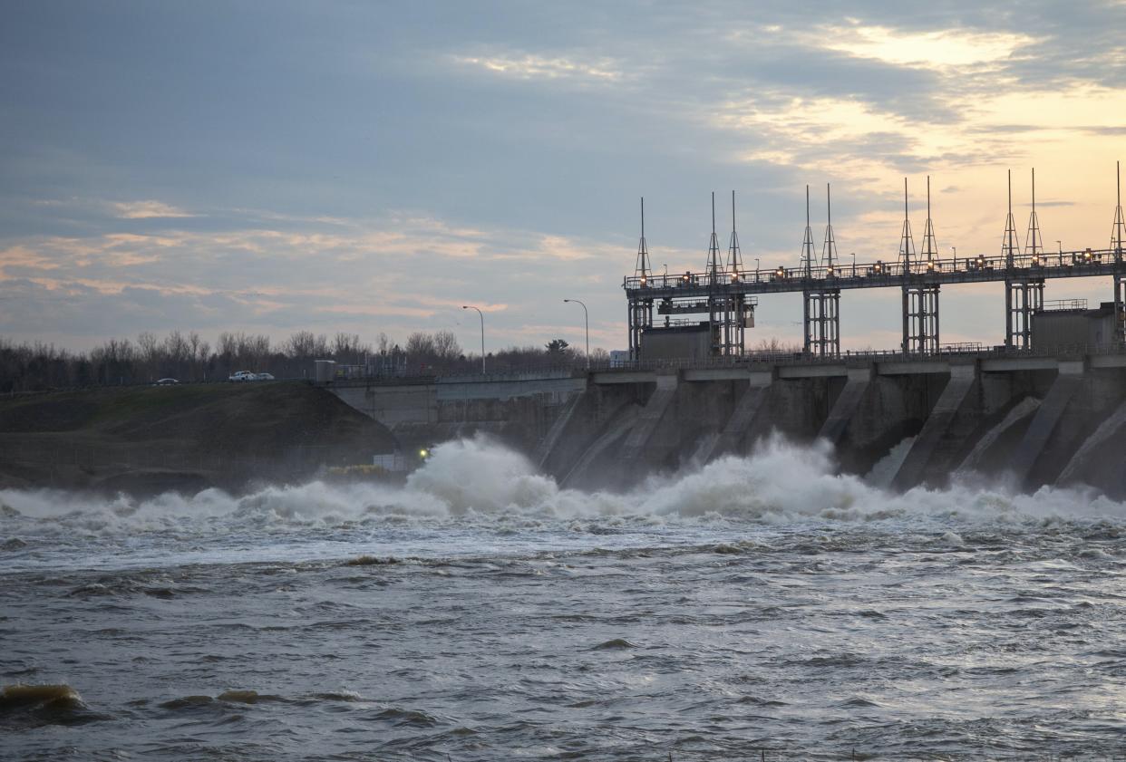 <span class="caption">L’eau dévale du barrage hydroélectrique Carillon au Québec.</span> <span class="attribution"><span class="source">LA PRESSE CANADIENNE/Ryan Remiorz</span></span>