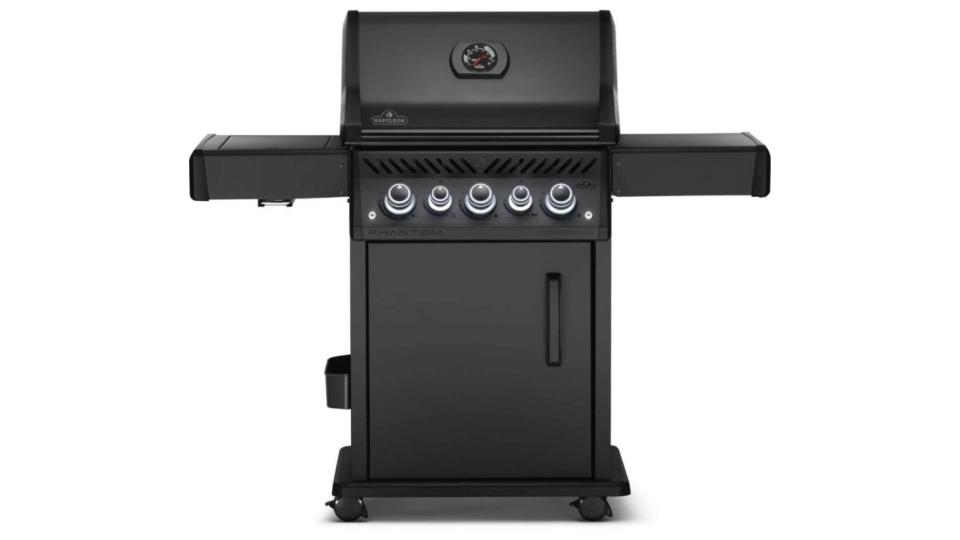 The Napoleon PHANTOM ROGUE SE 425 RSIB gas grill on a white background