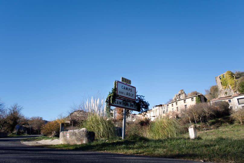 A road sign displaying the name of the village of Camps sur l'Agly at its entrance, a place where Alex Batty and his family were seen regularly