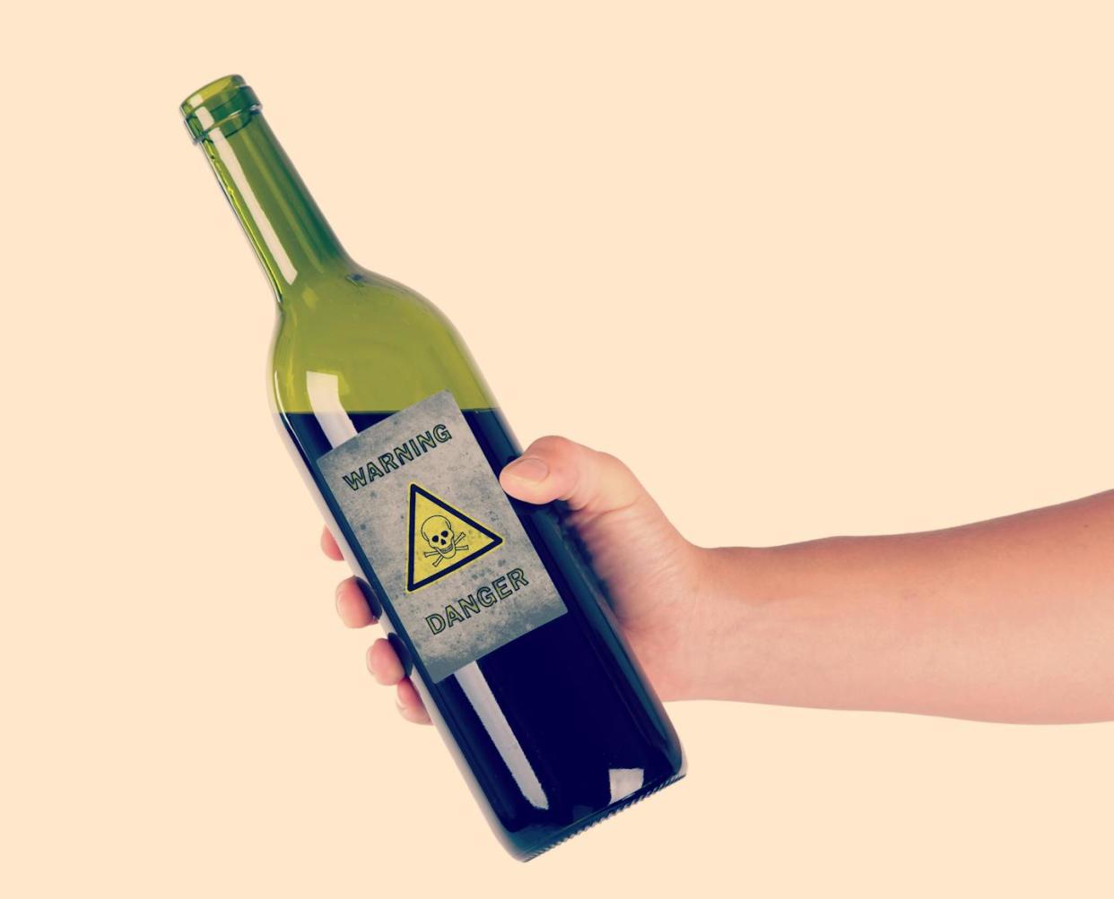 <a href="https://www.shutterstock.com/es/image-photo/hand-holding-bottle-warning-poison-162890429" rel="nofollow noopener" target="_blank" data-ylk="slk:MyImages - Micha / Shutterstock;elm:context_link;itc:0;sec:content-canvas" class="link ">MyImages - Micha / Shutterstock</a>