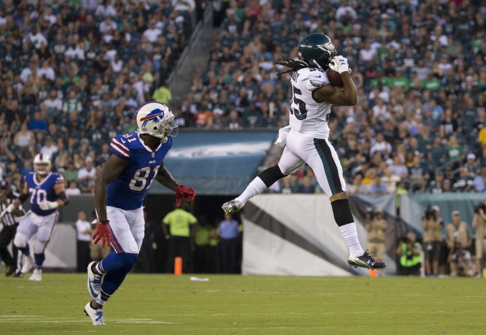 The Eagles' Ronald Darby (R) defends his former college teammate Jameis Winston. (Getty Images) 