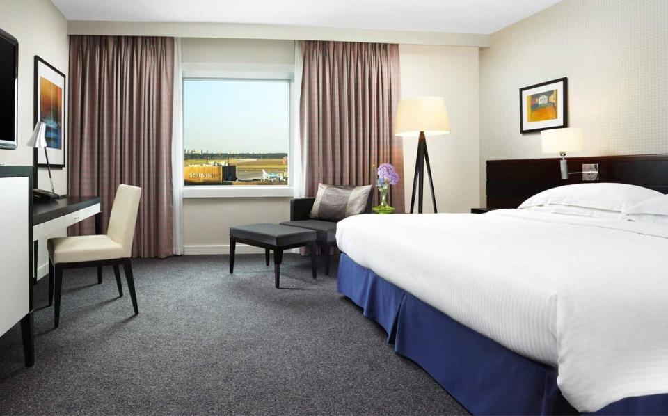 Sheraton Amsterdam Airport Hotel is supremely well situated, just five minutes’ walk from the airport concourse.