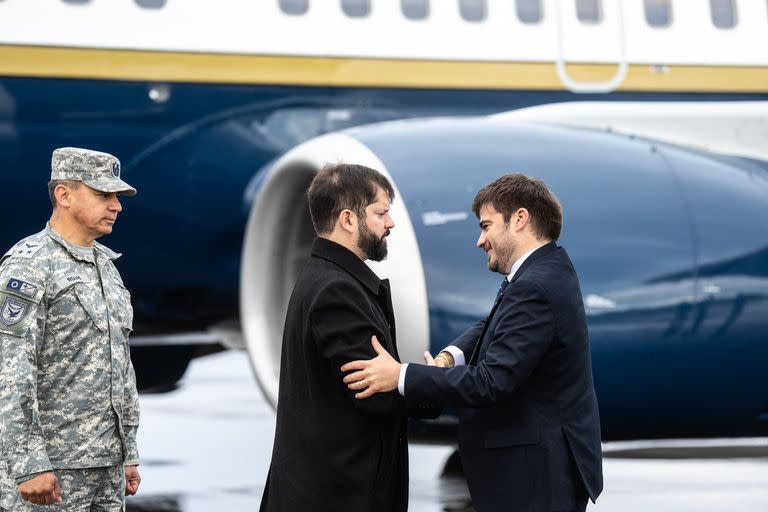 Esta imagen de mano difundida por la Presidencia de Chile muestra al presidente de Chile, Gabriel Boric, saludando al gobernador de la Araucanía, Luciano Rivas, durante su llegada a Temuco, Chile, el 10 de noviembre de 2022.