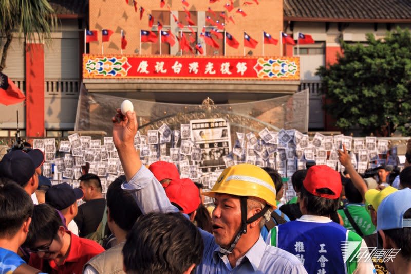 2016-10-25-勞團立法院外抗議砍7天假-勞基法-砸雞蛋抗議-曾原信攝