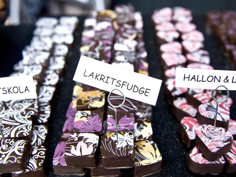 Lakritz schmeckt auch mit Schokolade: als Karamellkonfekt oder Praline. Foto: Lakritsfestivalen/Inger Bladh