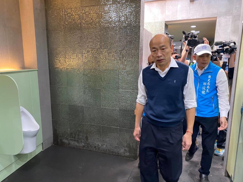 韓國瑜(左)特別關心蓮池潭風景區的廁所環境。   圖：高雄市政府/提供