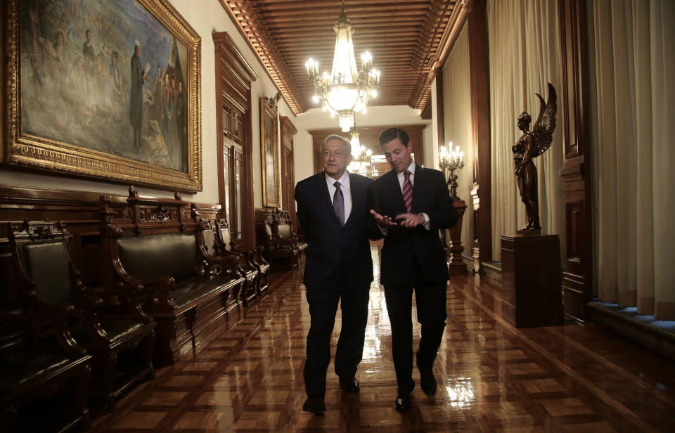 MEX03. CIUDAD DE MÉXICO (MÉXICO), 09/08/2018.- Fotografía cedida por el equipo de prensa de AMLO muestra al presidente electo de México, Andrés Manuel López Obrador (i), y al actual presidente, Enrique Peña Nieto (d), mientras hablan hoy, jueves 9 de agosto de 2018, previo a una reunión privada en el Palacio Nacional, en Ciudad de México (México). EFE/Prensa AMLO/SOLO USO EDITORIAL