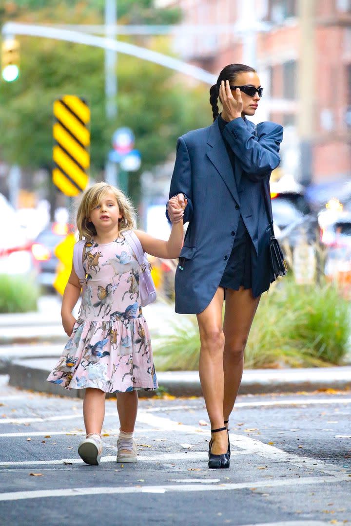 Irina Shayk fue descubierta paseando con su pequeña hija Lea por las calles de Nueva York. La modelo combinó un saco sastrero en color azul con una mini negra y zapatos de taco. Las gafas de sol y la cartera Hermes complementaron su look 