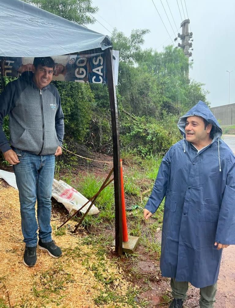 El gobernador Oscar Herrera Ahuad recorrió pueblos de Misiones para ver cómo van los comicios en medio de la tormenta