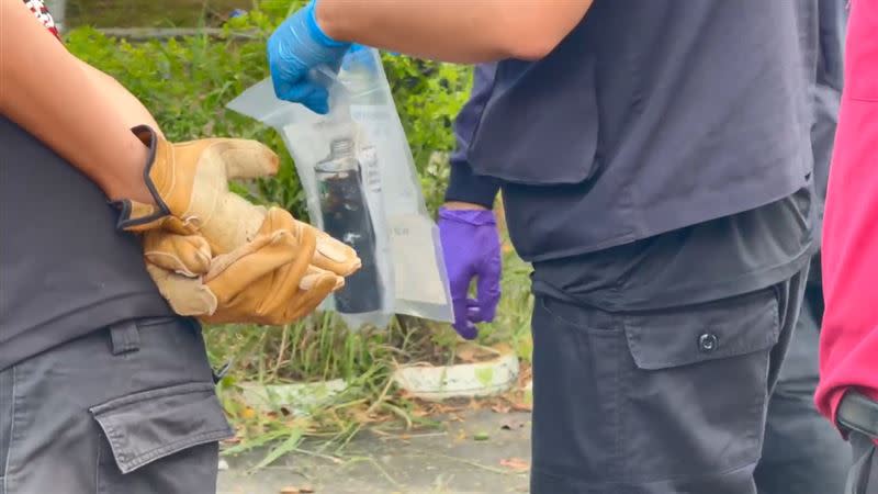 警方在焚毀的車上找到去漬油空罐，目前已帶回鑑識中。（圖／翻攝畫面）