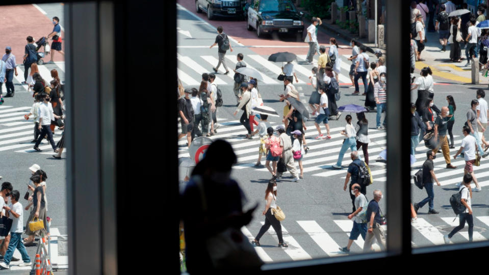 人們走過東京澀谷區的一個繁忙十字路口。美聯社