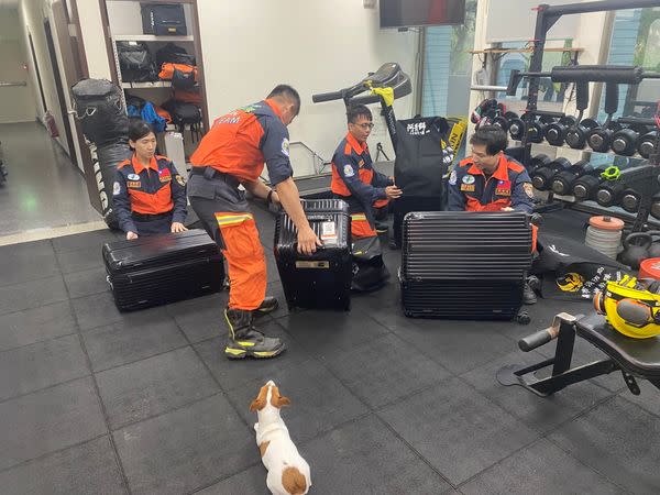 <strong>新北市消防局共計動員集結47名特搜人員及2隻搜救犬支援日本救災。（圖／翻攝新北消防發爾麵臉書）</strong>