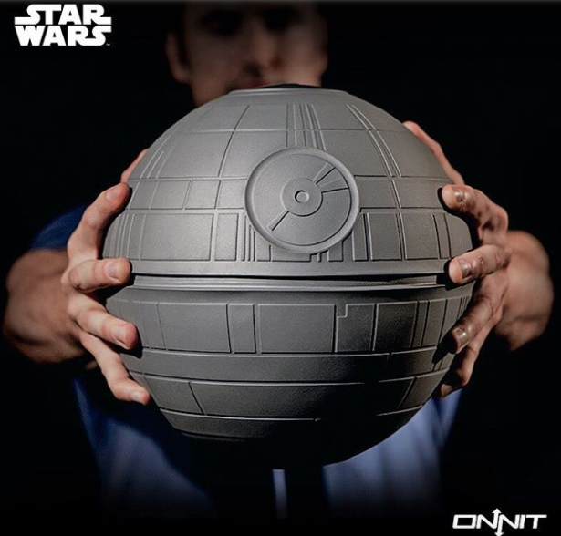 <p>También se incluye una pelota medicina inspirada en la estación espacial Death Star. </p>