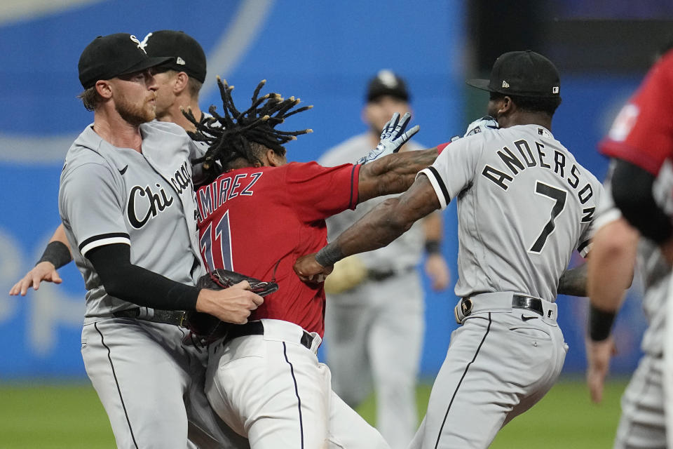 El dominicano José Ramírez, de los Guardianes de Cleveland, intercambia golpes con Tim Anderson, de los Medias Blancas de Chicago, en el juego del sábado 5 de agosto de 2023. (AP Foto/Sue Ogrocki)