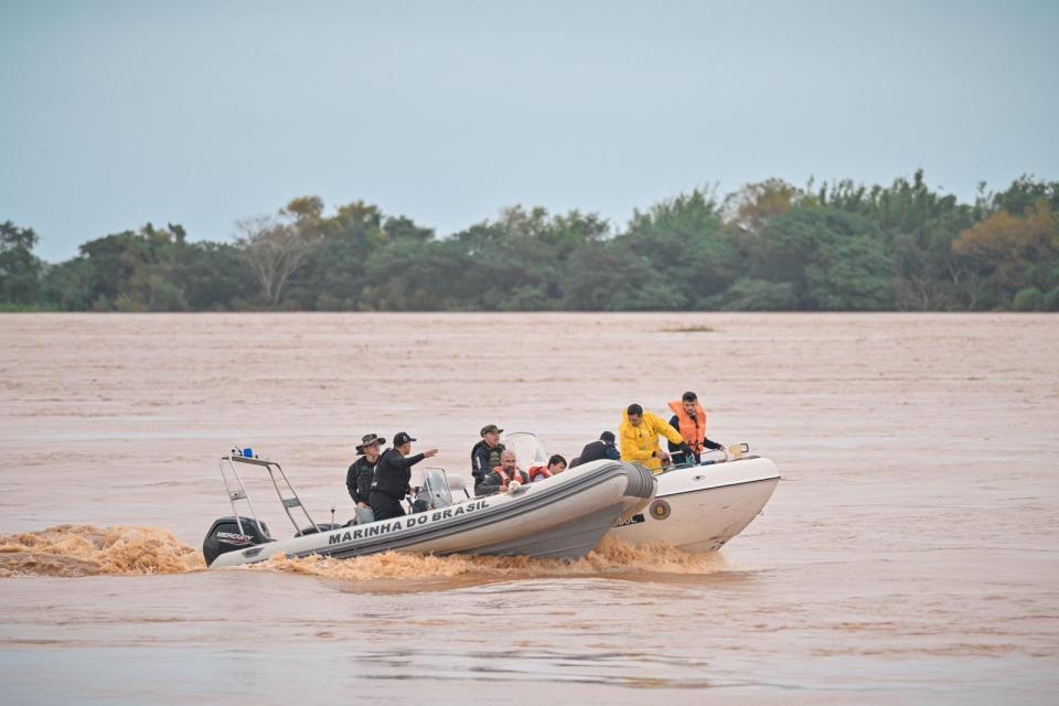 救援行動因洪水受阻，大多只能乘船進行。（翻攝自@governo_rs X）