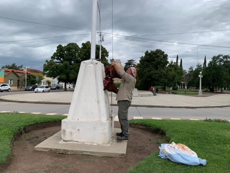 El productor ganadero Santiago Bertolotto, colgó las cabezas de los terneros en la puerta de la municipalidad de Coronel Pringle