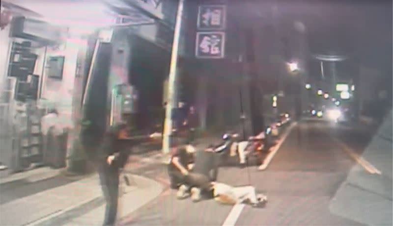新竹男夜跑突然倒下，陪跑的表弟立即用CPR施救。（圖／翻攝畫面）