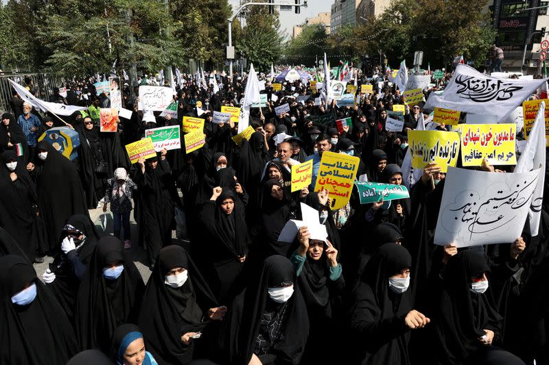 Foto de Archivo: Personas progubernamentales se manifiestan contra concentraciones de protesta en Irán, en Teherán, Irán