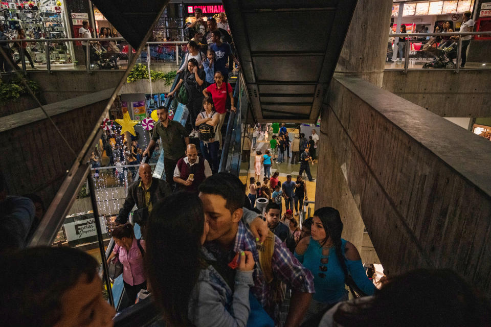 Compradores en un centro comercial de Caracas. (Adriana Loureiro Fernandez/The New York Times)