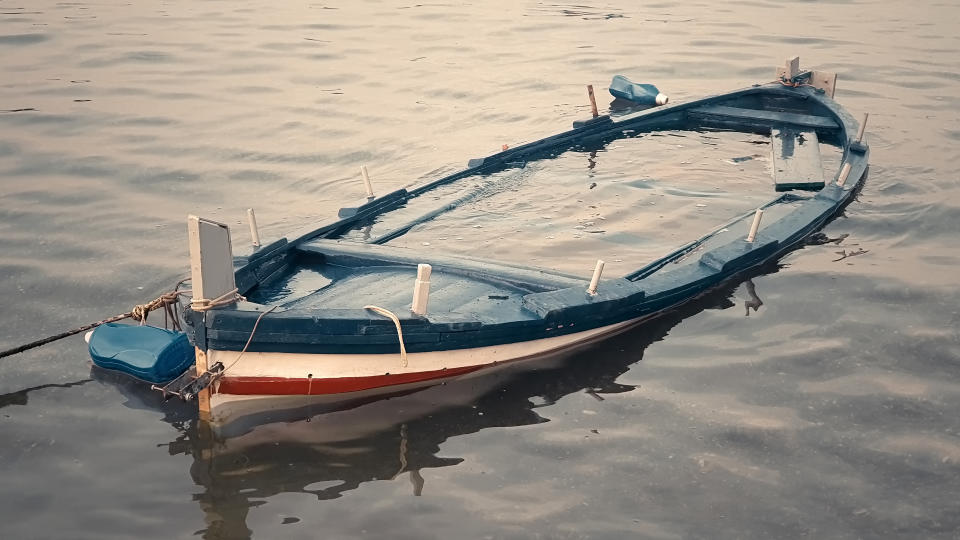 Sinkendes Boot im Wasser