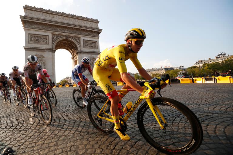 Ciclismo - Tour de Francia - Etapa 21 - Mantes-la-Jolie a Paris Champs-Elysees - Francia - 20 de septiembre de 2020. El ciclista de los Emiratos Árabes Unidos Tadej Pogacar de Eslovenia, vestido con la camiseta amarilla de líder general, pasa el Arco de Triunfo.