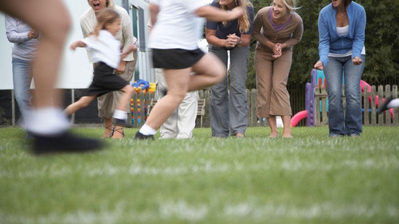 Niños jugando fútbol. 