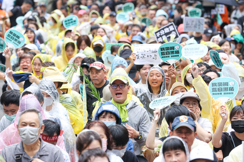 立法院會24日繼續處理國會職權修正相關法案，院外抗議人潮持續增加，不少民眾午後陸續在周邊集合，許多人穿起雨衣、拿著標語表達訴求。 中央社記者鄭清元攝  113年5月24日