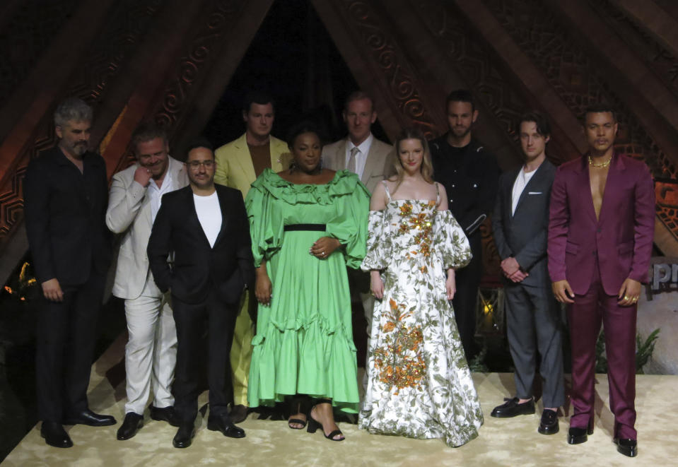 El elenco y el equipo de "The Lord of the Rings: The Rings of Power" posan en la alfombra roja de la serie en la Ciudad de México el 17 de agosto de 2022. De izquierda a derecha el actor Trystan Gravelle, actor Owain Arthur, director J.A. Bayona, actor Benjamin Walker, actor Sophia Nomvete, guionista Patrick McKay, actor Morfydd Clark, actor Charlie Vickers, actor Leon Wadham y el actor Ismael Cruz Cordova. (Foto AP/Berenice Bautista)