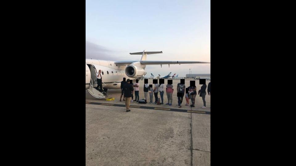 Migrantes, con los rostros oscurecidos, afuera del avión que los transportó desde Texas hasta Martha's Vineyard, Massachusetts. Los contribuyentes de la Florida pagaron el vuelo.