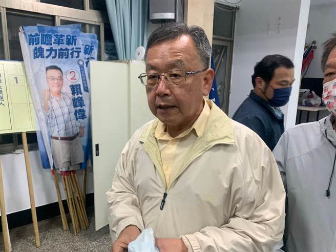 賴峰偉對敗選表示尊重澎湖縣民的選擇，在一旁的老婆則開心說他賺回一個老公。（張茂雄攝）