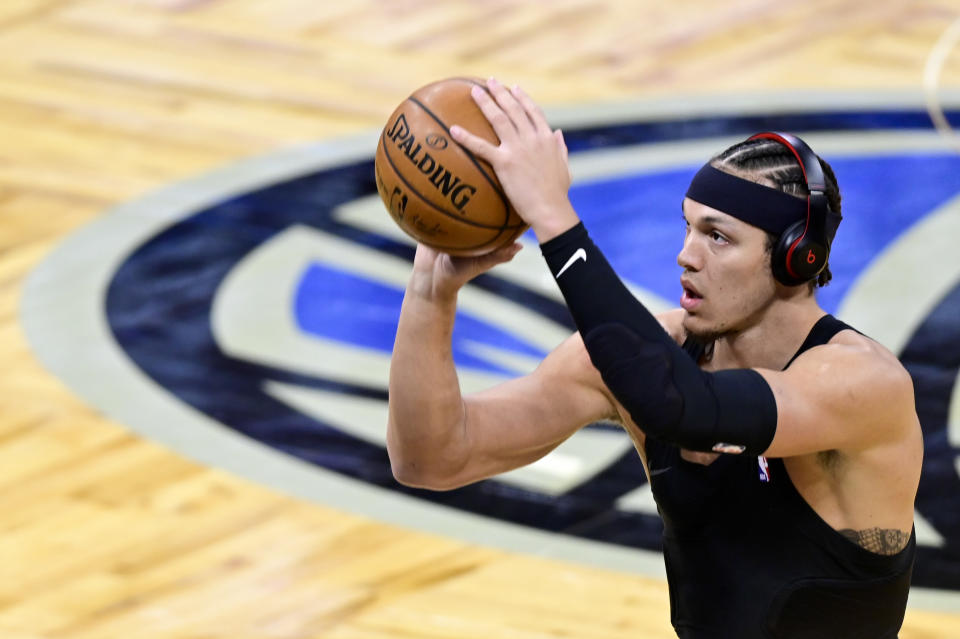  Aaron Gordon warms up wearing a pair of Beats headphones prior to a game.