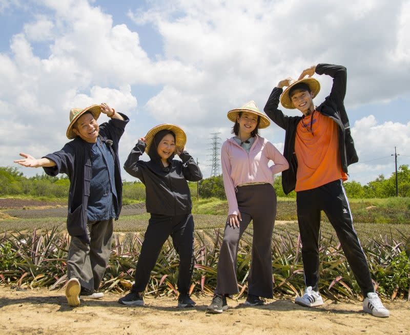 ▲許效舜（左起）、呂雪鳳、劉品言、宋偉恩錄製《花甲少年趣旅行》，搭檔一起遊台南。（圖／東森綜合台提供）