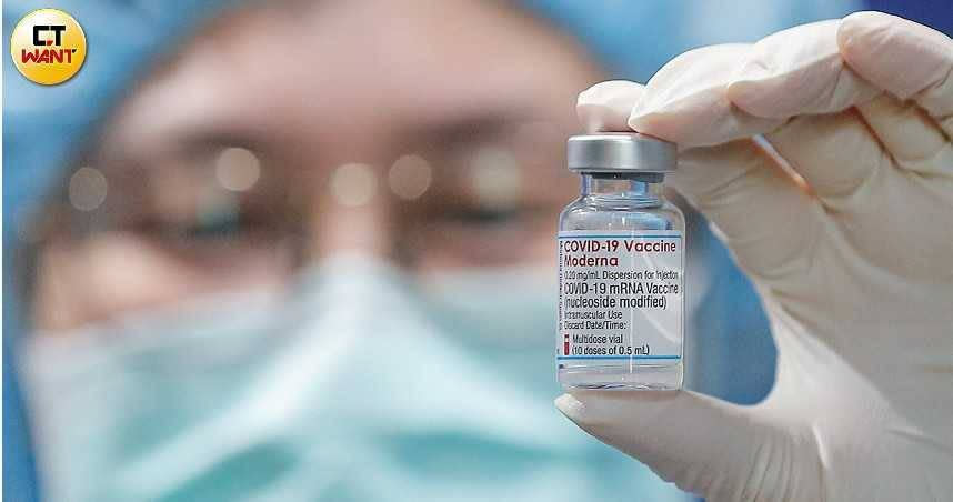 台灣因新冠罹患腦炎的案例高於鄰近國家，醫師呼籲民眾施打疫苗降低後遺症機率。（示意圖／黃耀徽攝）