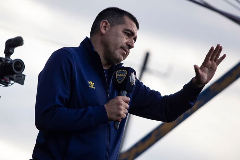 Manifestación en apoyo a Juan Román Riquelme y llamado de elecciones en La Boca