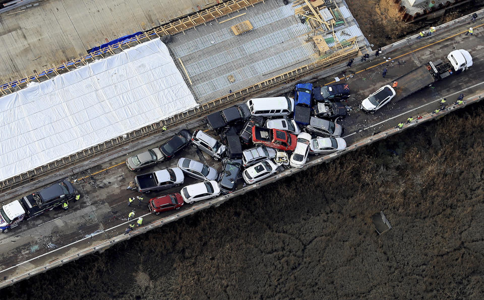 Equipos de emergencia laboran para retirar vehículos tras un choque múltiple en la carretera interestatal 64 en el condado York, Virginia, el domingo 22 de diciembre de 2019. (Rob Ostermaier/The Daily Press vía AP)