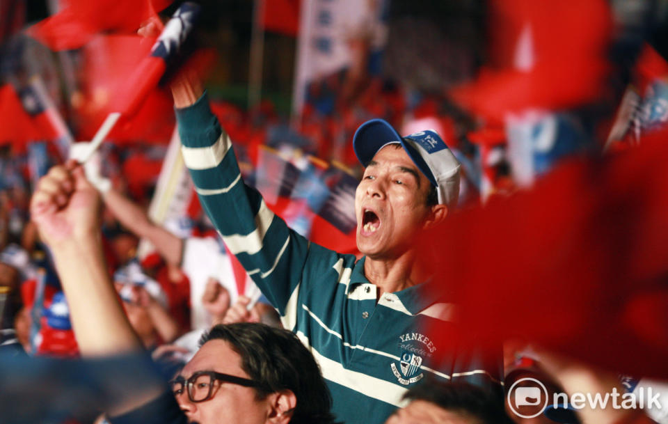 韓國瑜昔日造勢場合帶領民眾合唱「夜襲」等歌曲。   圖：林昀真／攝 (資料照片)