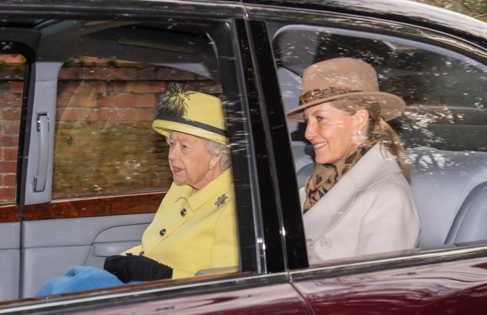 Queen Elizabeth II und die Countess of Wessex gemeinsam bei einem Gottesdienst in Sandringham. Foto: Getty Images